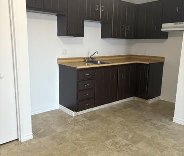 St Césaire 4 1/2 libre Semi ou retraité Pas Animaux Non Fumeur 3 ie... - Photo 2