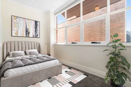 Charming and Completely Renovated Townhouse in a Sought-After Location - Photo 3