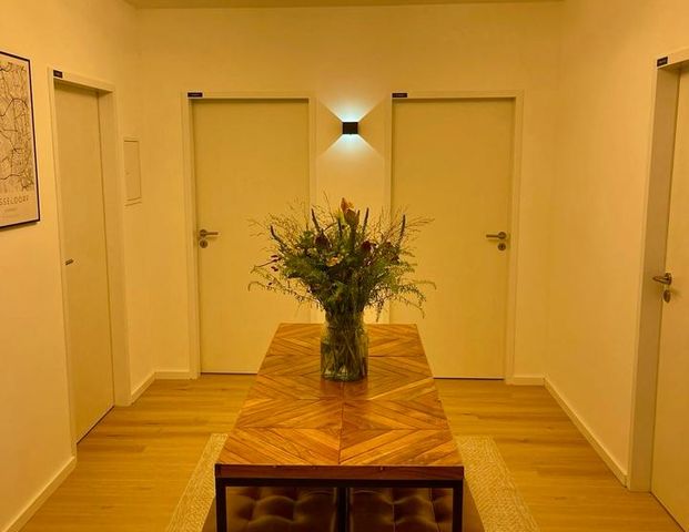 Ab sofort frei: vollmöbliertes Business WG Zimmer in D-Zoo - Photo 1