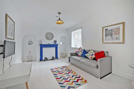 Short Let: A fully-furnished six bedroom home with car parking and all bills included. - Photo 3