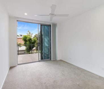 INCREDIBLE & RARE, SPACIOUS COURTYARD APARTMENT - Photo 2