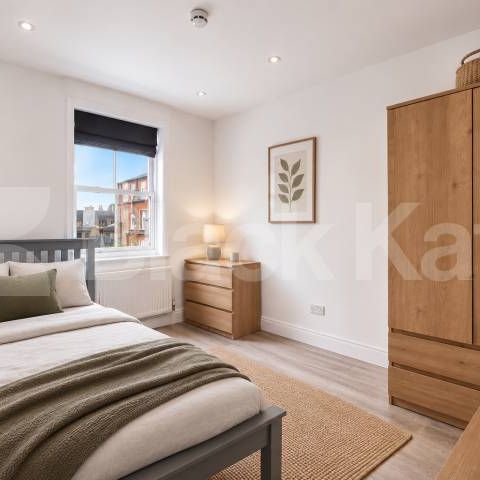 Stunning Six Bedroom House with Three Bathrooms & Private Garden - Photo 1