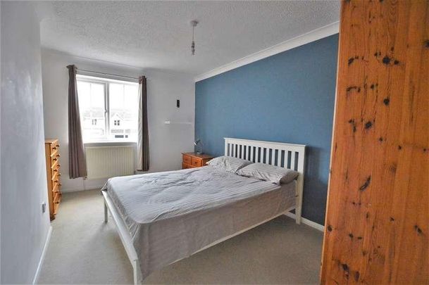 Clover Gardens, Stamford, PE9 - Photo 1