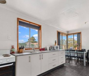 3 Bedroom Home - 6 month lease - Photo 2