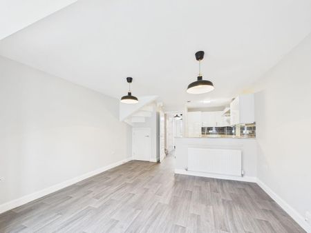 4 bedroom semi-detached house to rent - Photo 5