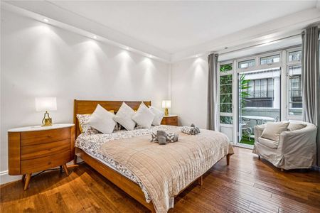 A spacious and modern three bedroom lateral apartment with a roof terrace and off street parking moments from Queensway and Hyde Park - Photo 5