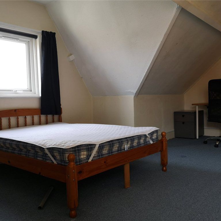 5 Bedroom Flat / Apartment - Landguard Road, Southampton - Photo 1