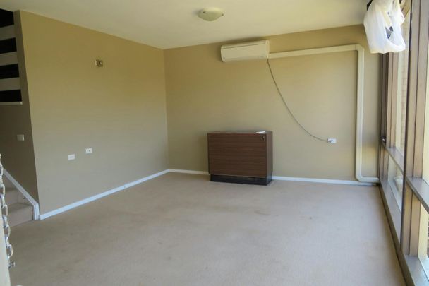 THREE BEDROOM TOWNHOUSE! - Photo 1