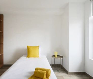 Room in a shared 4-bedroom apartment for rent in Lisbon, couples no... - Photo 1