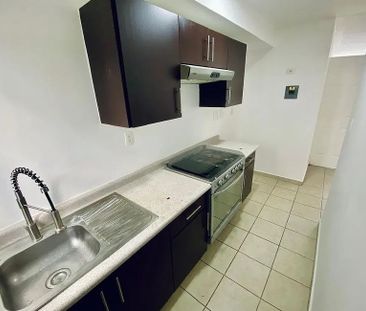 Casa Remodelada en Condominio en Renta en Sonterra - Photo 2