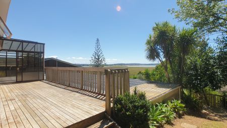 TE ATATU PENINSULA - Harbour view 3 bedroom - Photo 4
