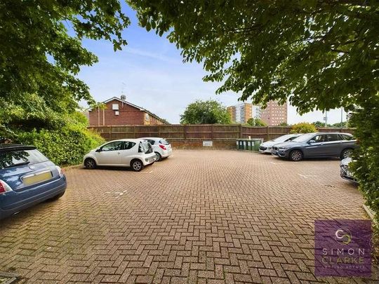 New Ash Close, East Finchley, - With Study Room, N2 - Photo 1