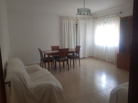 Apartamento T2 Mobilado com Elevador e Varandas - Arrendamento Sazonal (Outubro a Junho) - Photo 2