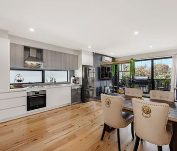 Stunning Town Residence in the Heart of Ringwood - Photo 2