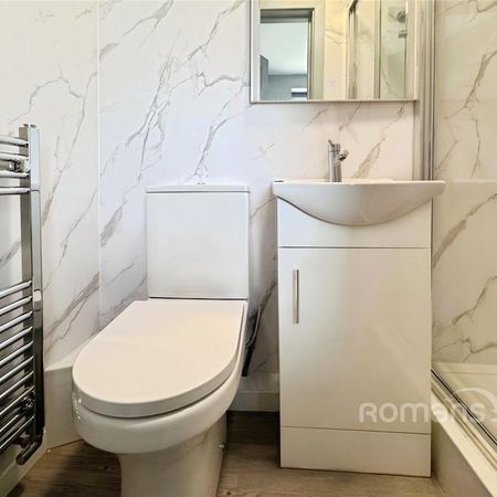 1 bedroom in a house share to rent - Photo 3