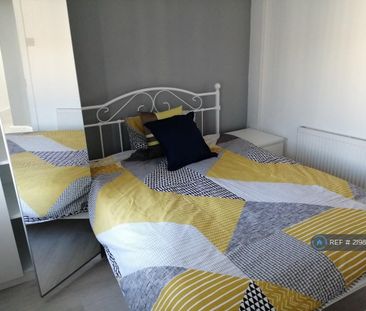 1 bedroom in a house share to rent - Photo 2