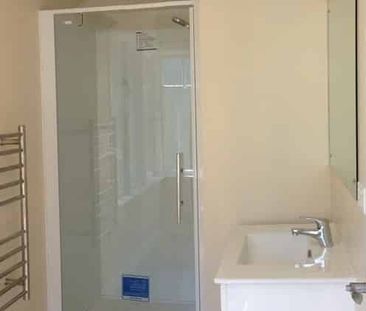 Spacious Fully Furnished Ensuite Room 3 - Photo 4