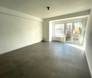 Ongemeubeld appartement met twee slaapkamers. Aan de achterkant van... - Foto 2