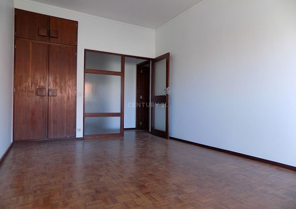 Apartamento T3, 117 m2, na Av. Norton de Matos.