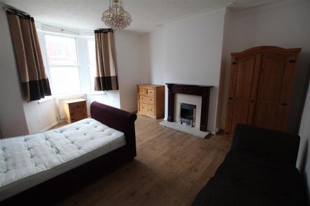 3 bedroom flat to rent - Photo 3