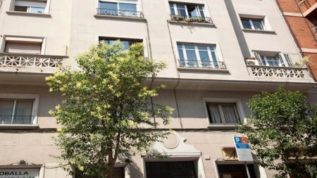 Room in a shared 10-bedroom apartment for rent in El Putget i Farró, bills included, professionals only - Photo 2