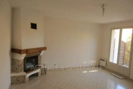Location Maison 5 pièces 74m² LE MESNIL LE ROI 78600 - Photo 2