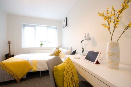 Sociable & spacious property with six ensuites, lounge and garden - Photo 5