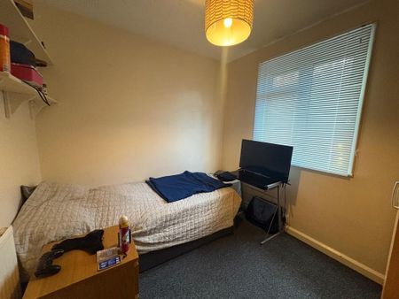 4 bedroom semi-detached house to rent - Photo 4