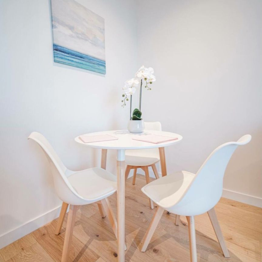 Lovely Fully Furnished One bedroom plus study apartment in Collin's house! - Photo 1