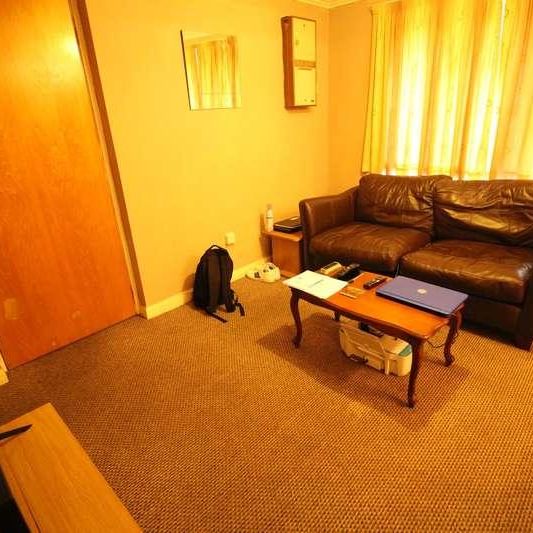 Albany Park, Colnbrook, Slough, SL3 - Photo 1