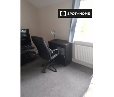Spacious room in 3-bedroom house in Blancharstown, Dublin - Photo 4
