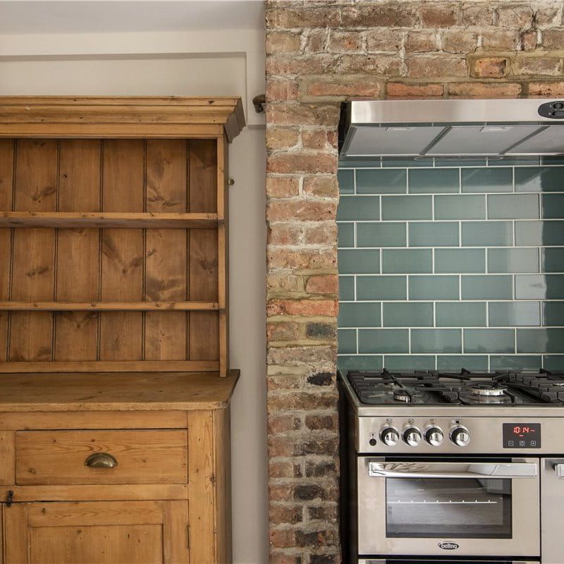 Charming 4 bedroom family house in Candahar Road, part of Little India therefore close to Battersea Park, Clapham Junction and many good schools in Chelsea, Battersea and Clapham including Christchurch, Frances Holland, Garden House, Newton Prep, Thomas's, The Laurels. - Photo 1