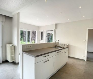 Ruime alleenstaande woning nabij het centrum van Westrozebeke - Photo 4