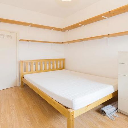 3 Bedroom, 1 bath, 1 reception Flat - Photo 3