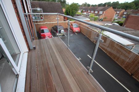 Connaught Road, Woking - 2 bedrooms Property for lettings - Seymours - Photo 2