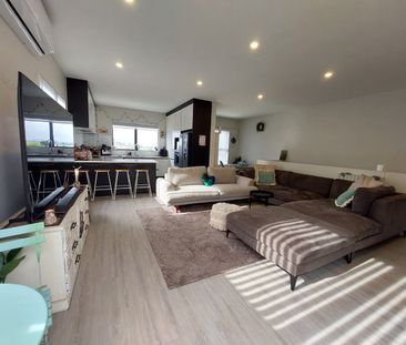 Spacious 5-Bedroom Home with Versatile Living & Stunning Rural Views - Photo 4