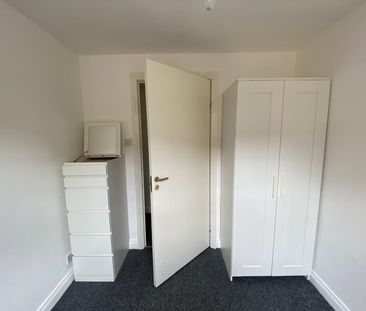 Room in a Shared Flat, Harmsworth Mews, SE11 - Photo 5