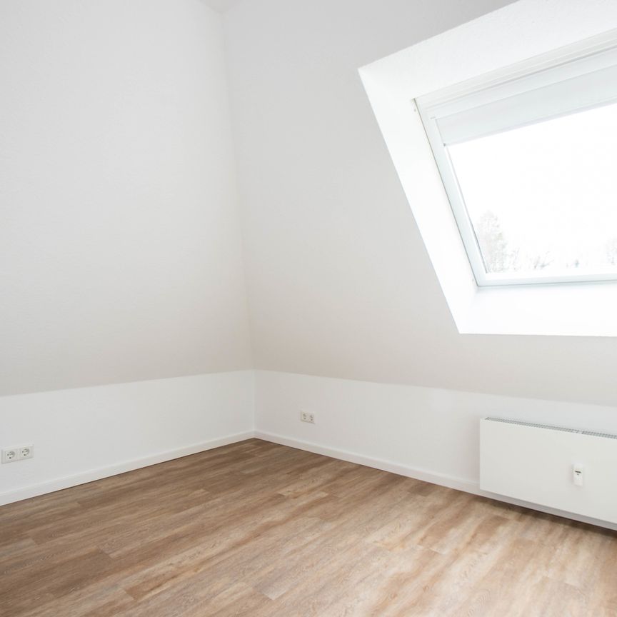 Top renovierte 3 Zimmer Dachgeschosswohnung mit Balkon und Einbauküche in Bielefeld Hillegossen - Photo 1