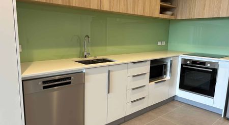 Spacious, modern north-facing apartment - Photo 5