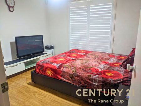 Spacious 3br House with 8.2kw Solar Panels, Gas Cooktop & Outdoor Kitchen Close to Penrith CBD - Photo 3