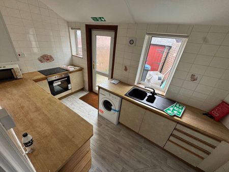 2 rooms still available! Room 4 (Double) - Front of the House - Photo 4