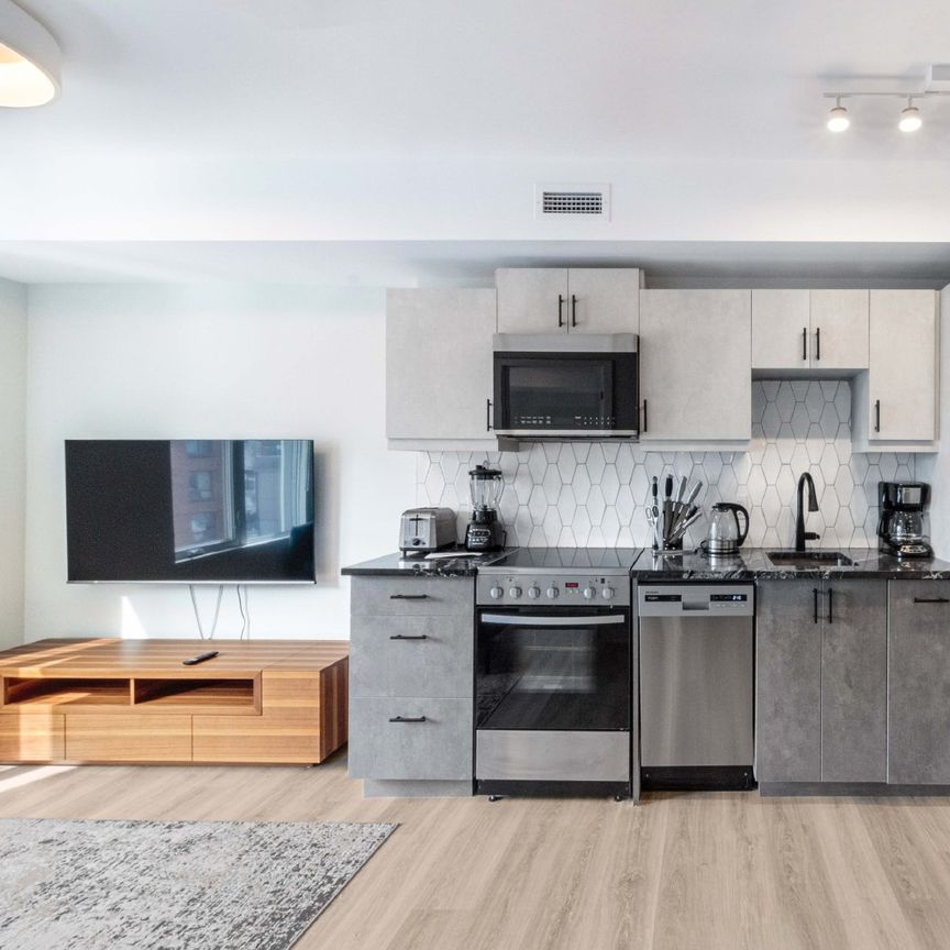 86 Hinton Avenue North - 101 - Photo 1