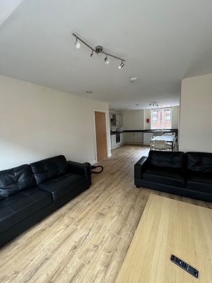 6 Bed Flat, Bells Square, S1 - Photo 1