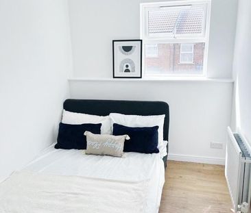 1 bedroom in a flat share to rent - Photo 2