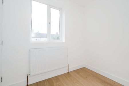 4 Bed Terraced House, Reynolds Avenue, E12 - Photo 5