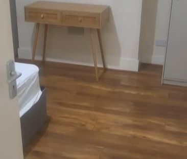 Room in a Shared House, Whitehorse Road, CR0 - Photo 2