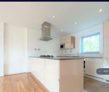 3 bedroom flat to rent - Photo 4