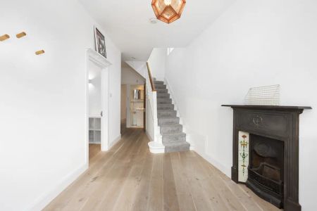 4 bedroom house in London - Photo 3