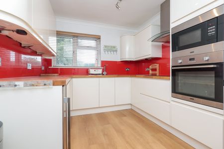 3 bed apartment to rent in Canford Court, Cliff Drive, BH13 - Photo 5