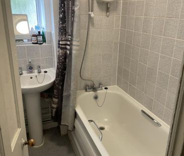 1 bedroom in a flat share to rent - Photo 5